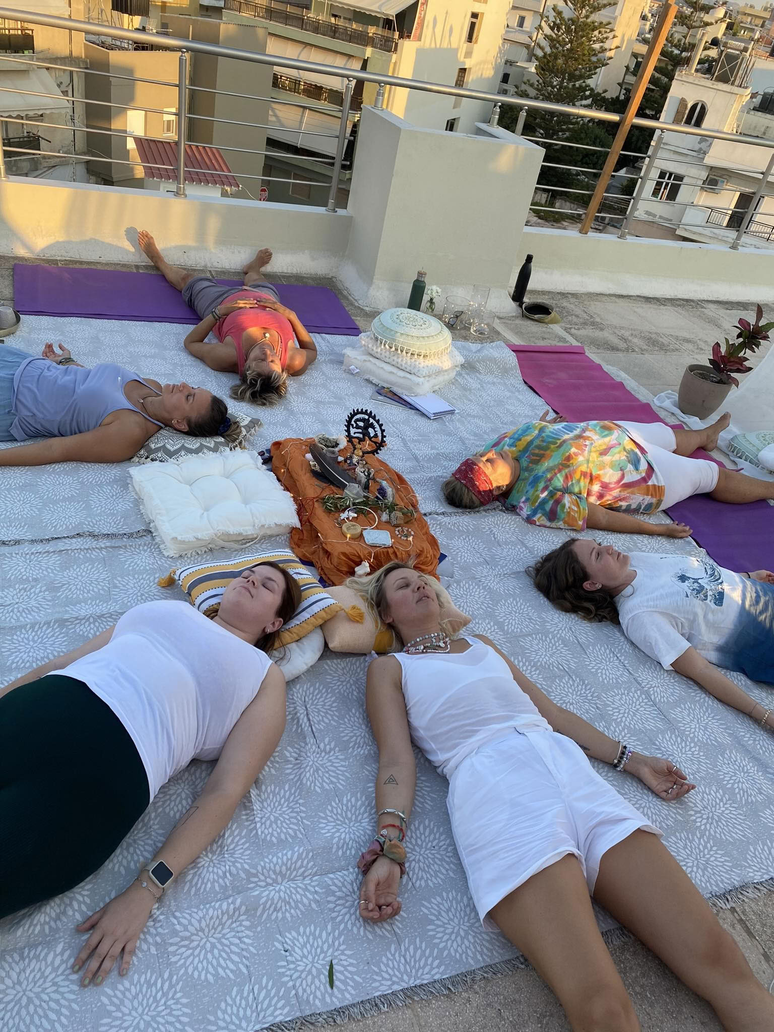 Rotad i tillit, kvinnlig yogaretreat vid fullmånen