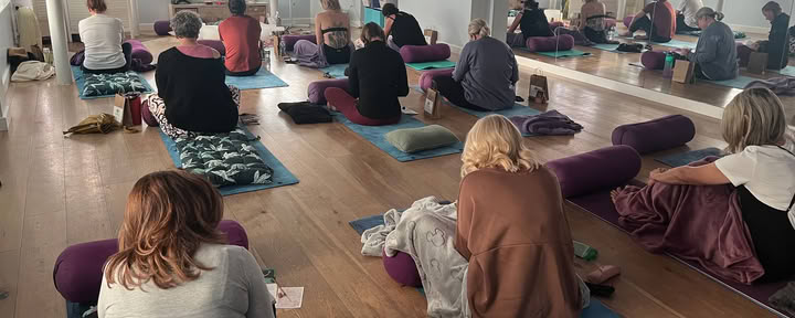 Meditationsklass på stranden 🏖️ (Holland on S)