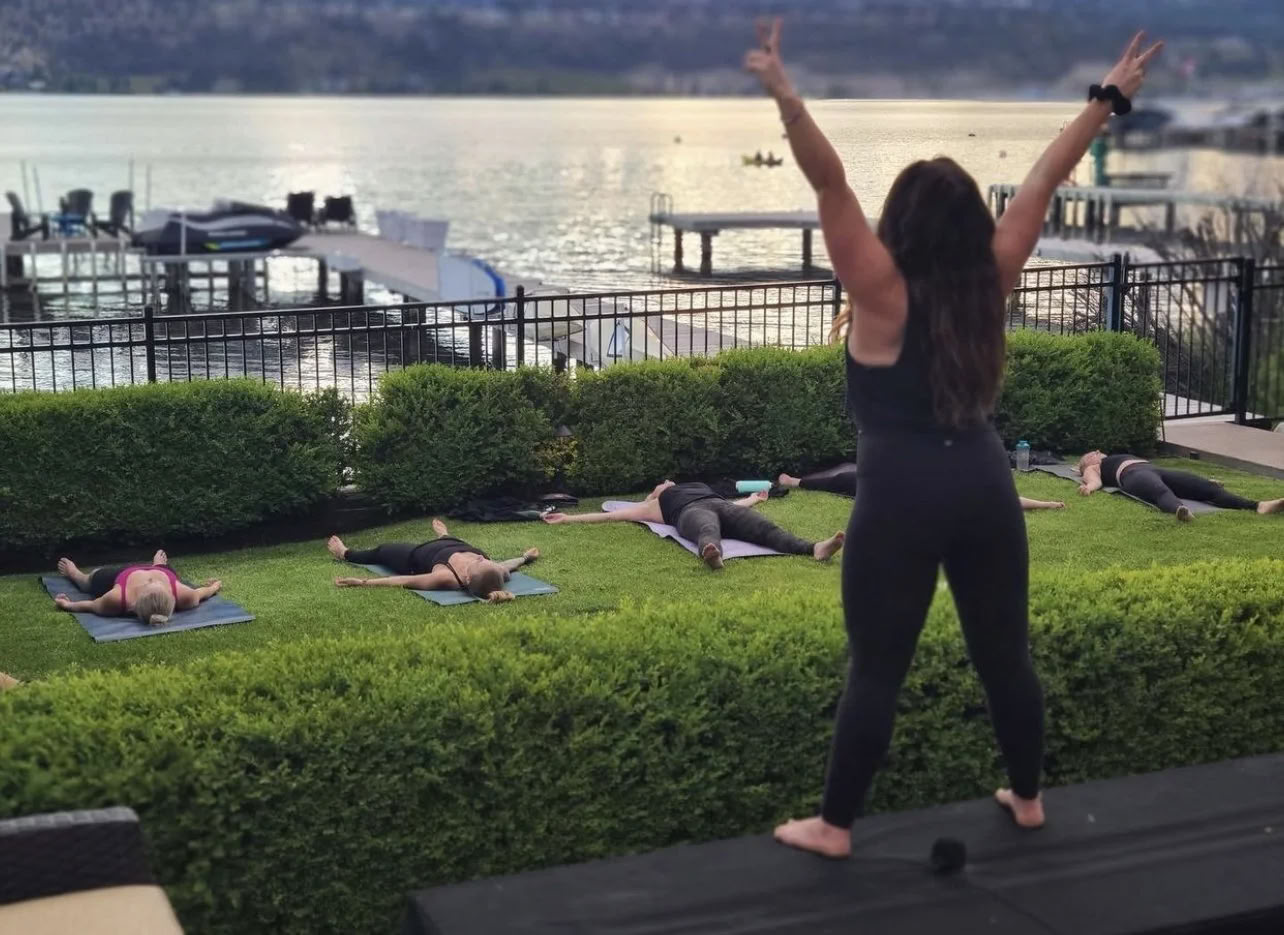 Bryggflöde: Yoga och meditation vid Okanagan Lake!