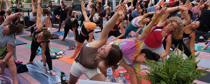 Yoga i levande ljus i Denver