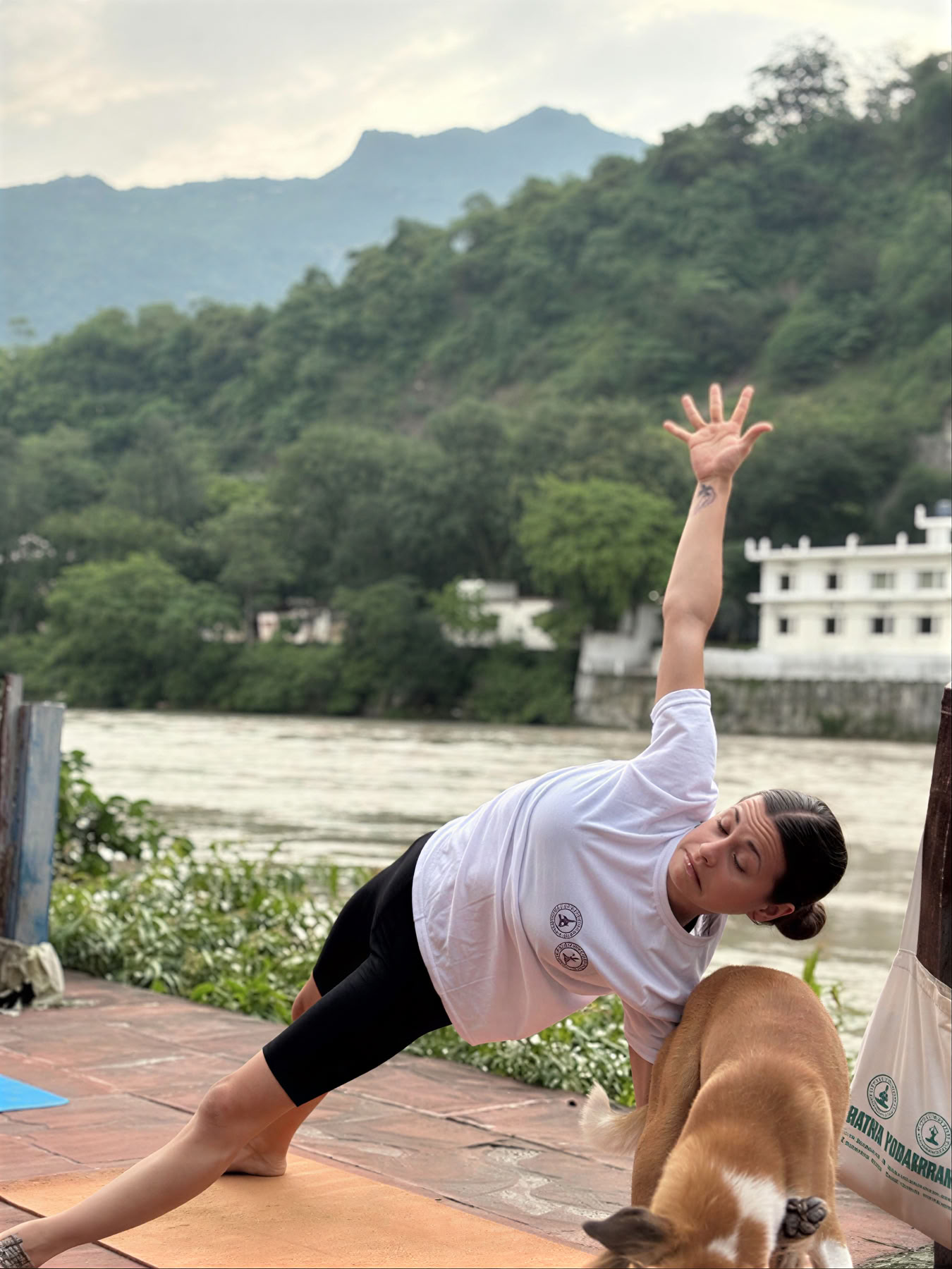 100-timmars yogalärarutbildning i Rishikesh