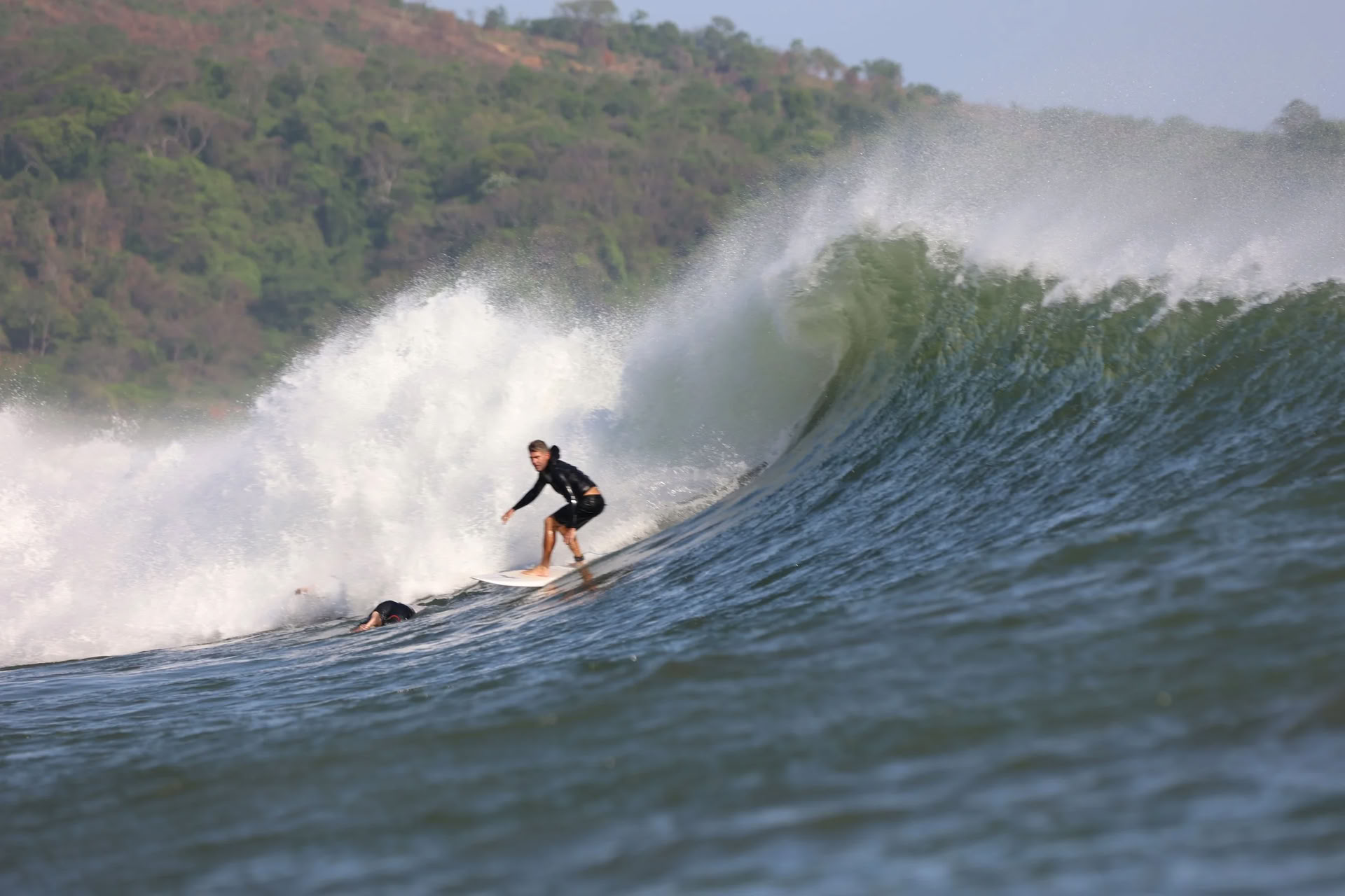 All inclusive-surfpaket för medelavancerade och avancerade surfare