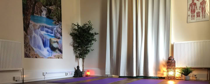 Mini morgonyogaretreat — Holistic Essences