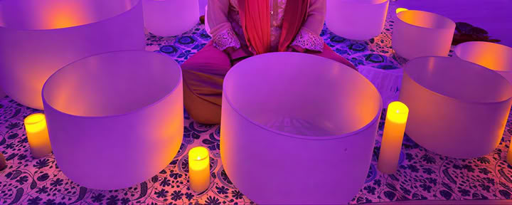 Helig eldceremoni och meditation med klangskålar