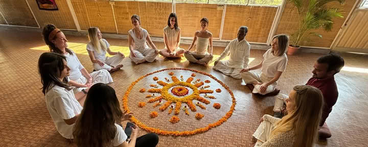 100 timmars yogalärarutbildning i Rishikesh