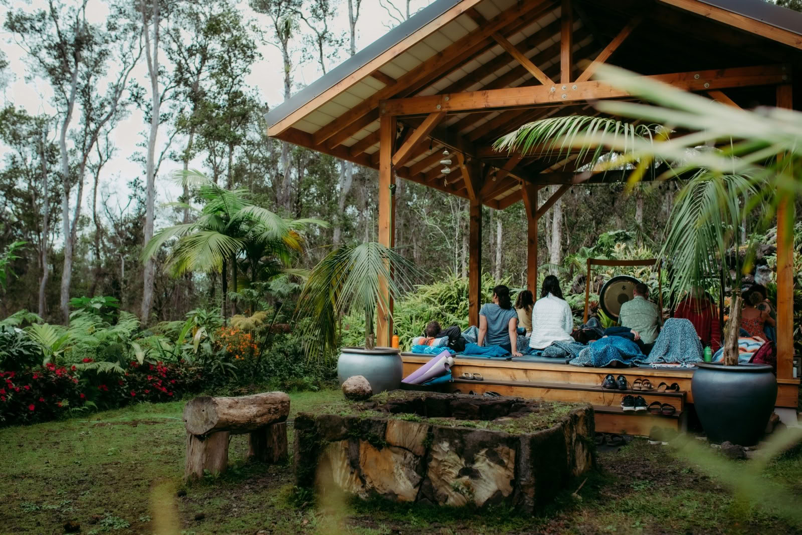 Nymåneyoga, tillverkning av kristallsmycken och ljudbadresa
