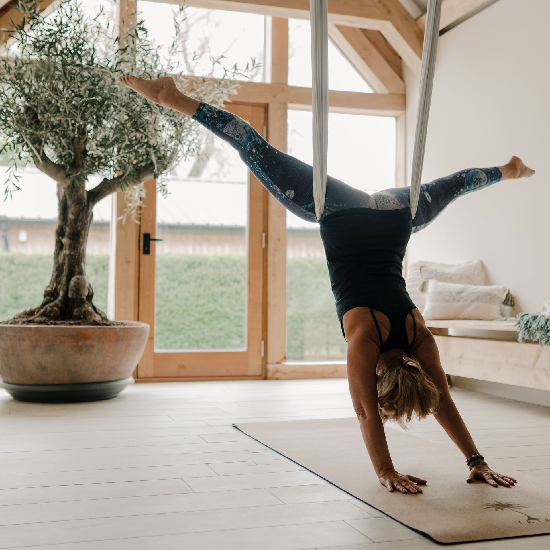 Workshop i aerial- och trapetsyoga för fortsättare med Jane & Zoe