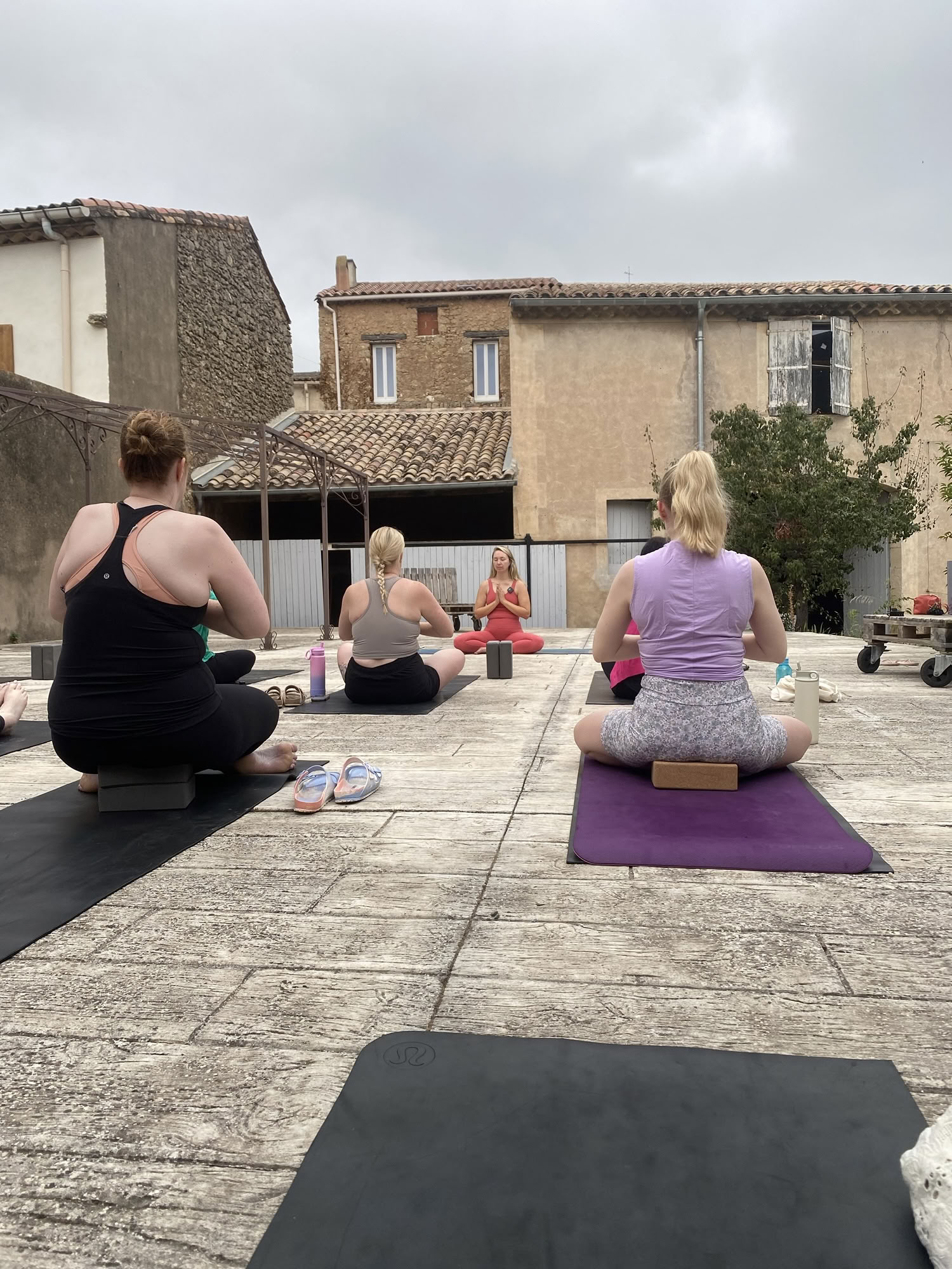 Återuppväck din inre strålglans: yogaretreat med meditation i södra Frankrike