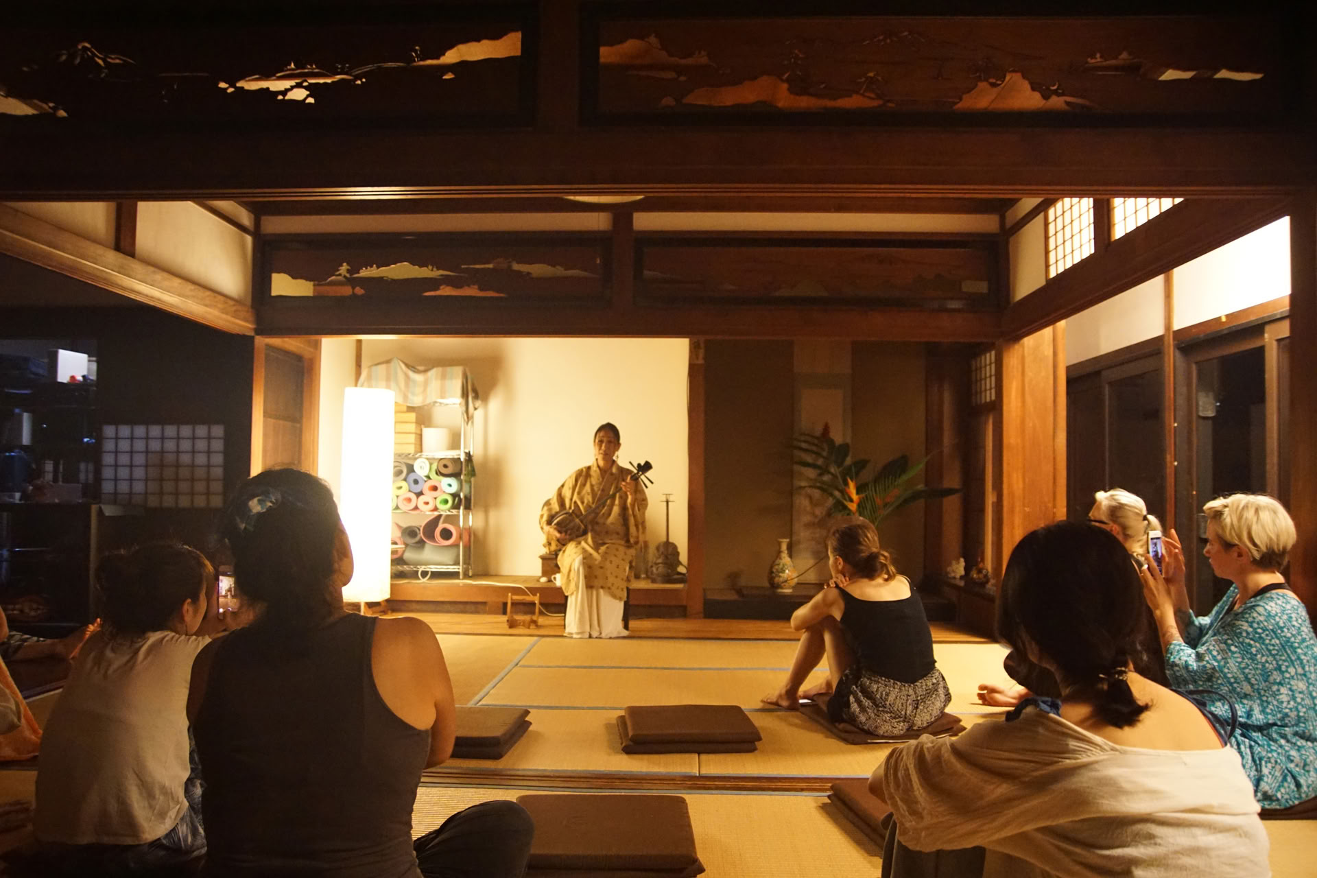 Tyst retreat med mindfulnessmeditation och yoga
