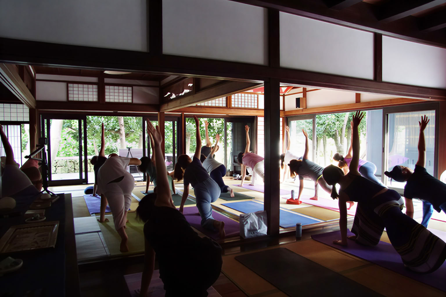 Tyst retreat med mindfulnessmeditation och yoga