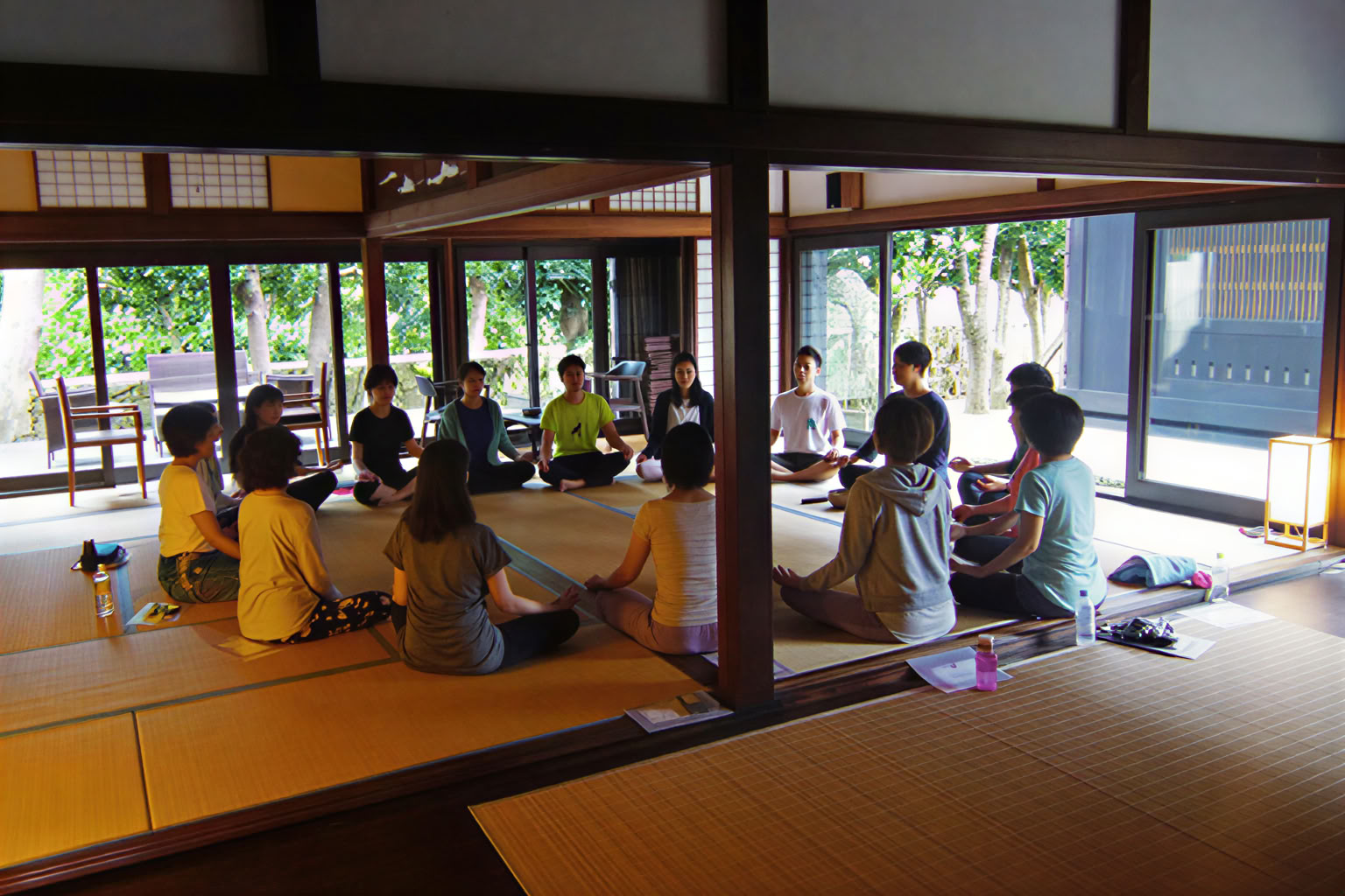 Tyst retreat med mindfulnessmeditation och yoga