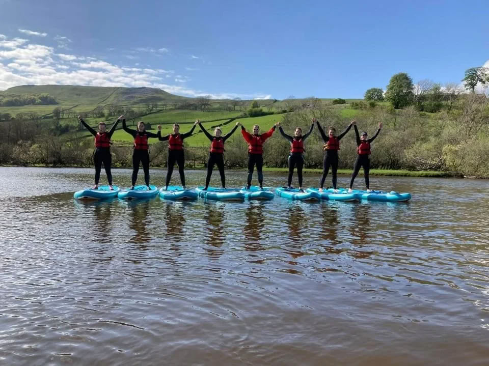 Nybörjar-SUP, yoga, vildsimning och bastu