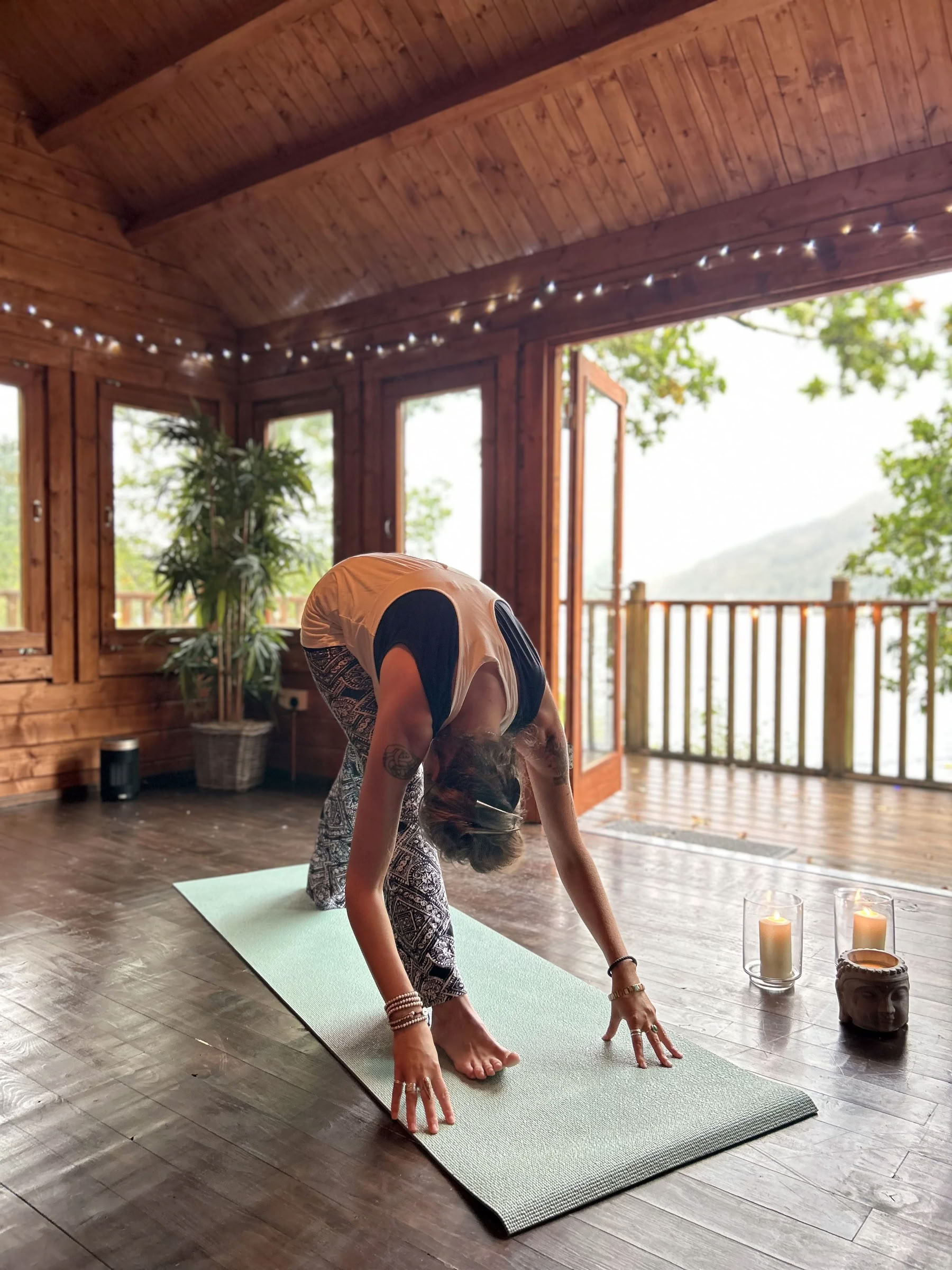 En återhämtande yogaretreat med Joni Brown