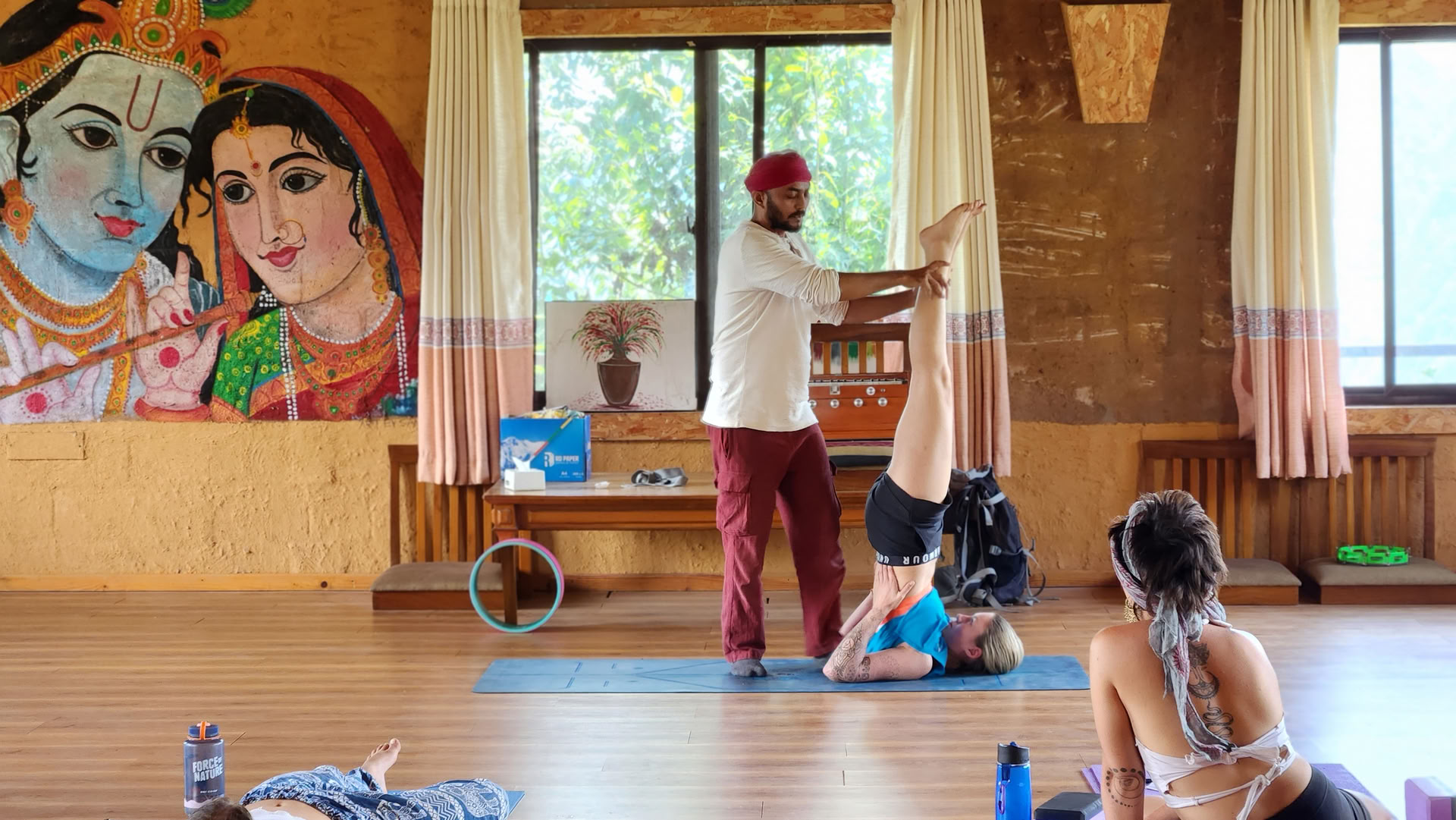 200 timmars yogalärarutbildning med utsikt över Himalaya i Astam nära Pokhara