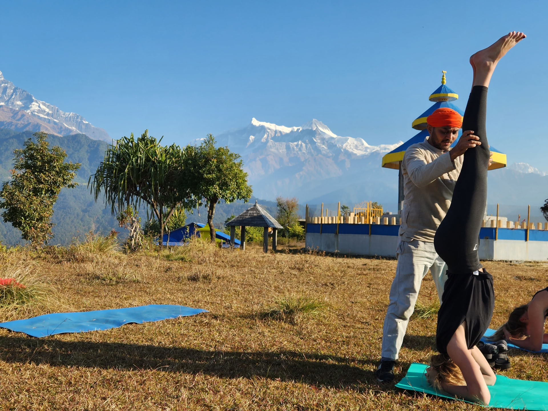 200 timmars yogalärarutbildning med utsikt över Himalaya i Astam nära Pokhara