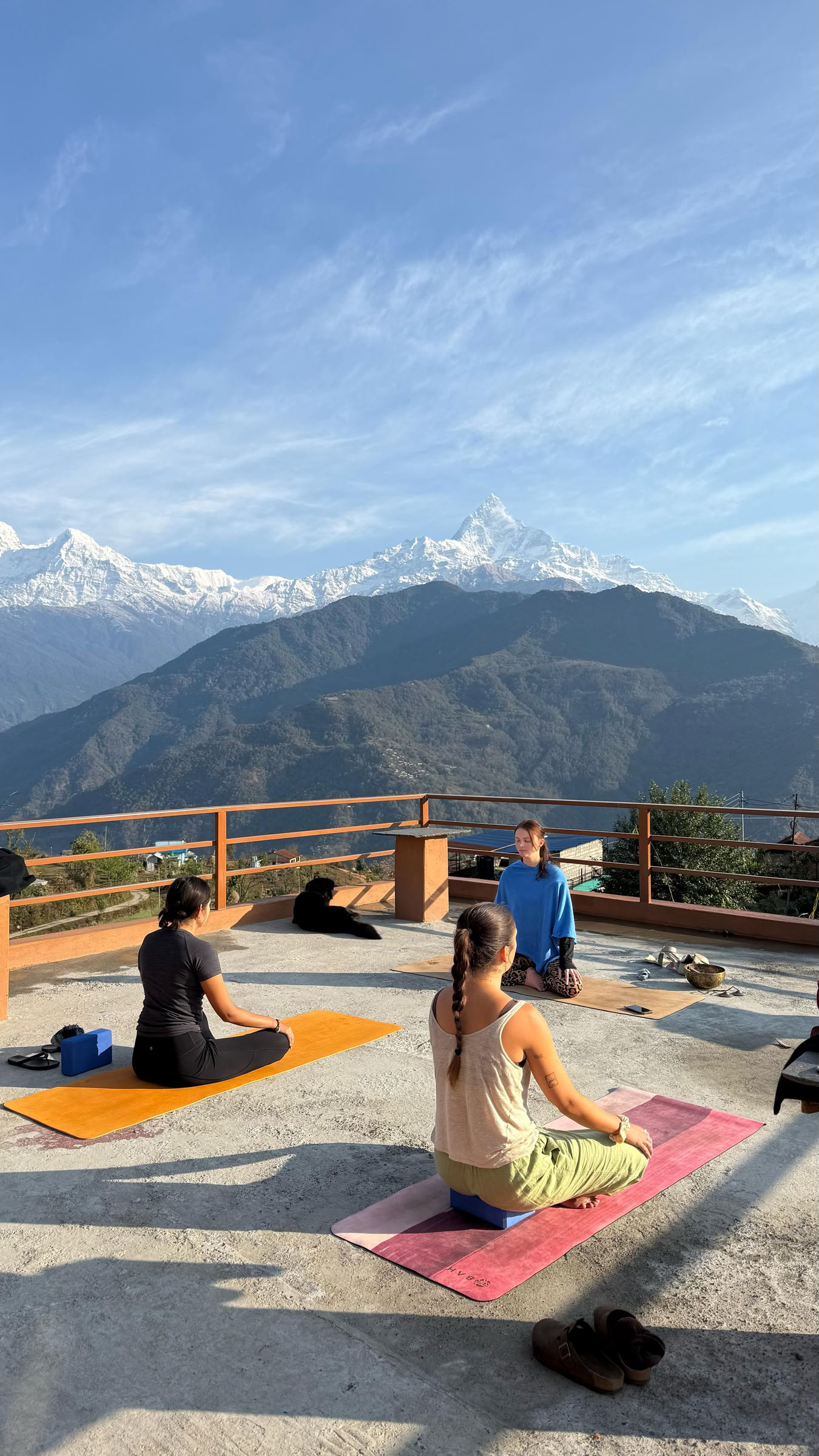 200 timmars yogalärarutbildning med utsikt över Himalaya i Astam nära Pokhara