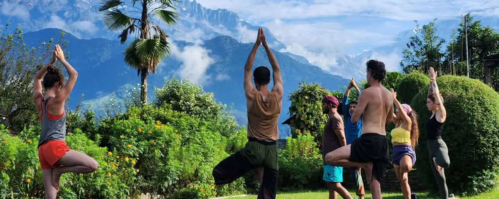200 timmars yogalärarutbildning med utsikt över Himalaya i Astam nära Pokhara