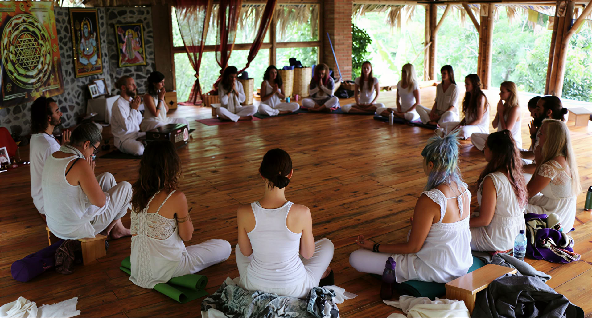 200-timmars RYT · Toscana, Italien · Certifierad av Yoga Alliance