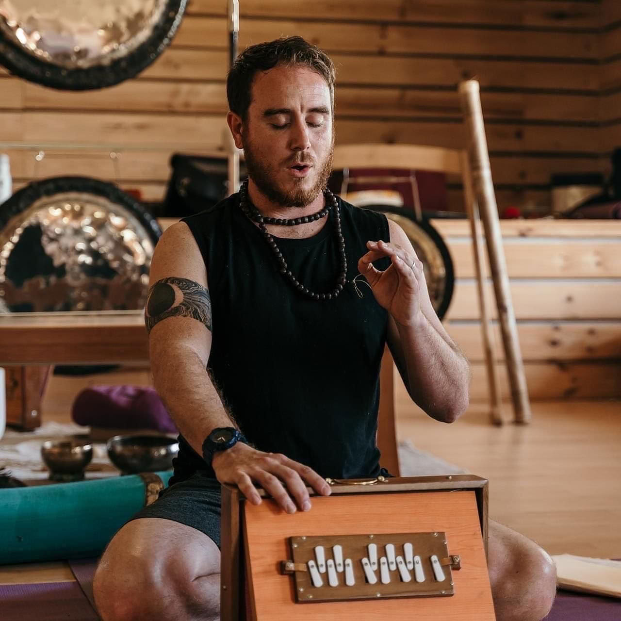 Återvänd till ditt centrum «Holistiskt välmåendprogram genom yoga och ayurveda»