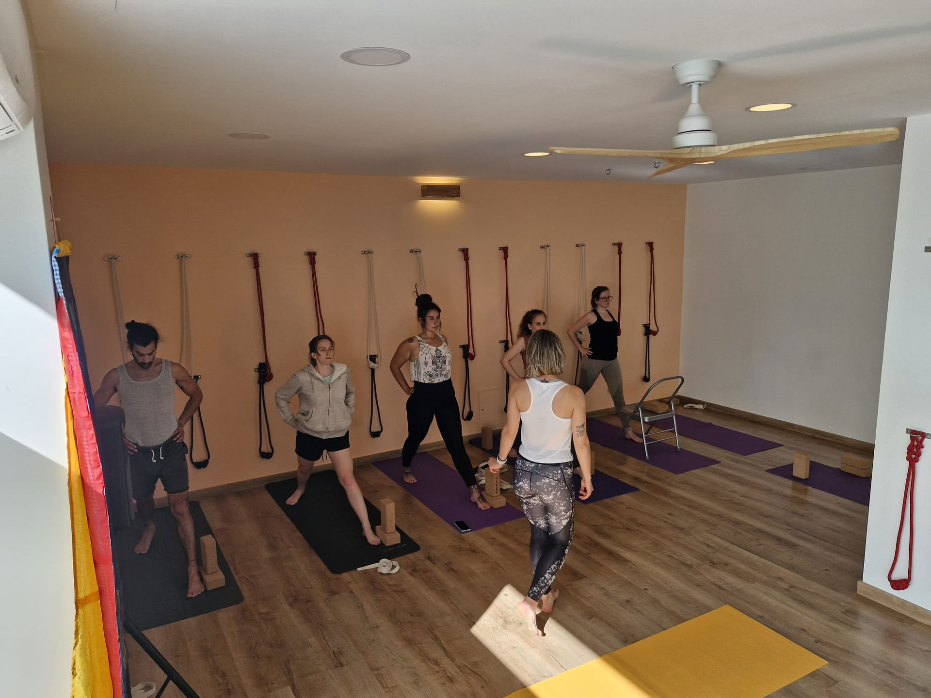 Återvänd till ditt centrum «Holistiskt välmåendprogram genom yoga och ayurveda»