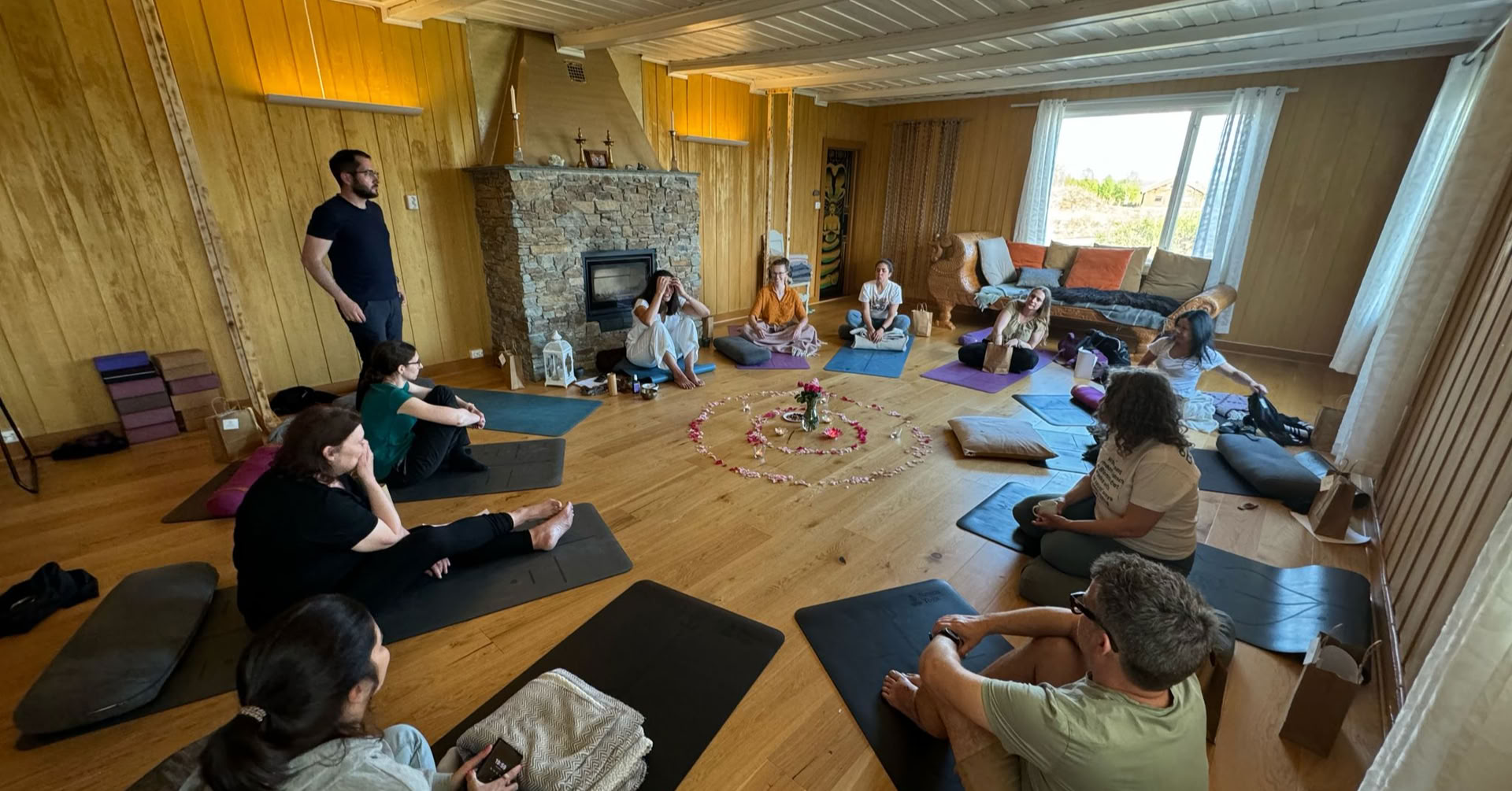 Höstens andetag: en återhämtande yogaretreat för stresslindring