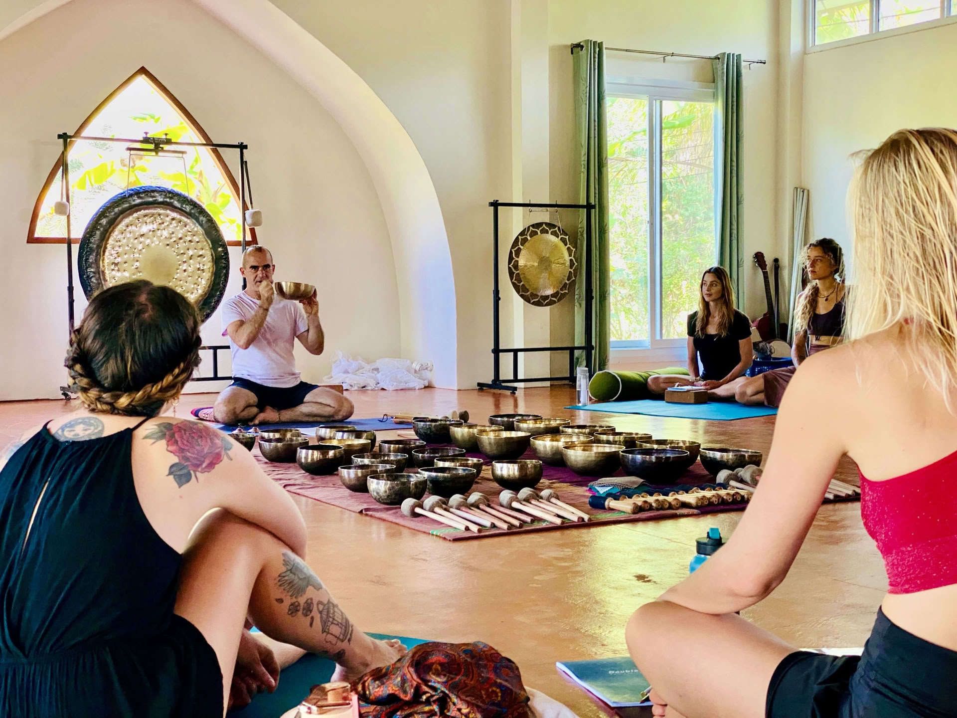 200-timmars holistisk yogalärarutbildning och ljudterapi