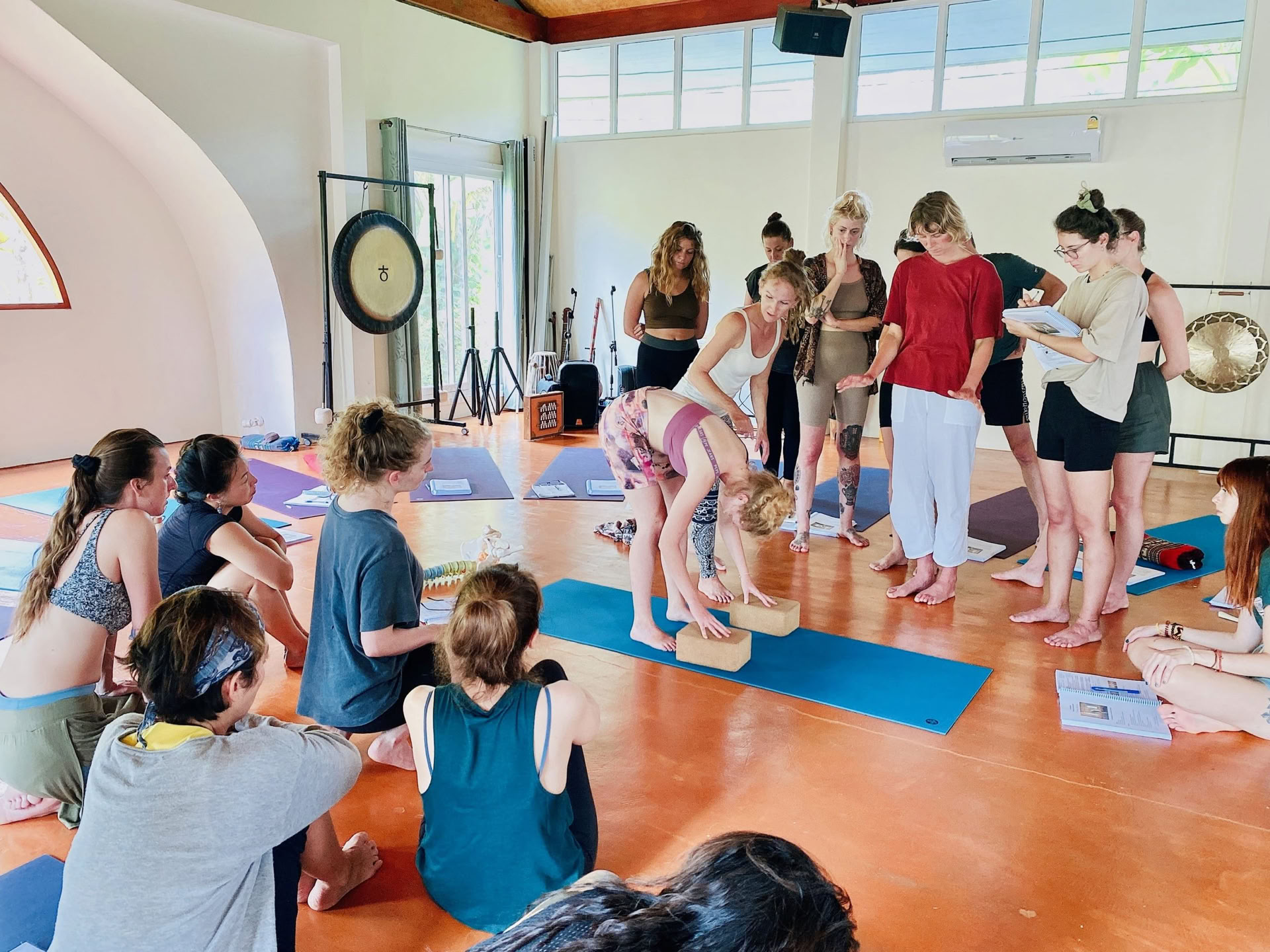 200-timmars holistisk yogalärarutbildning och ljudterapi