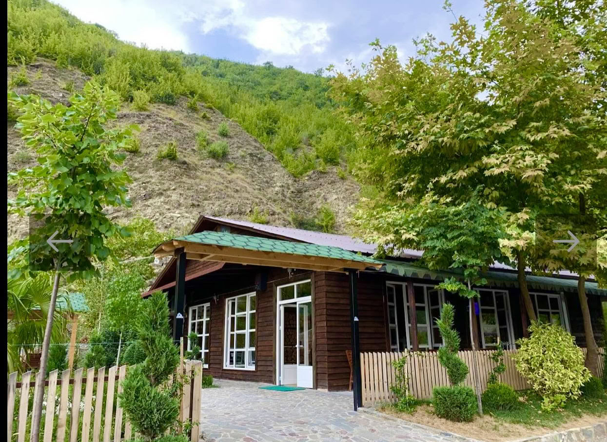Vattenfallsenergi: Ladda om och återknyt kontakten i frodiga bergslandskap