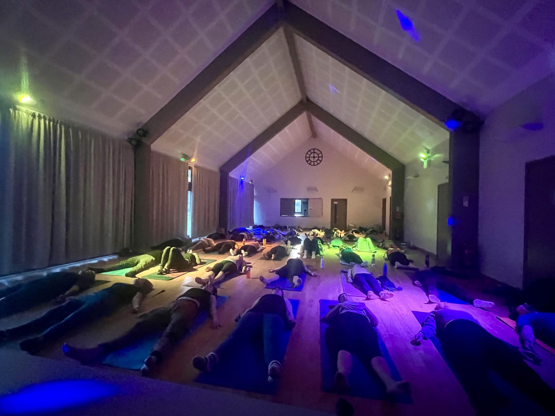 Självläknande yoga- och nykter rave-retreatfestival