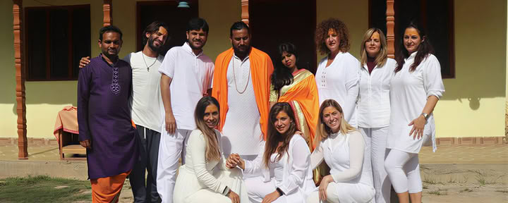 300 timmars meditationslärarutbildning i Rishikesh