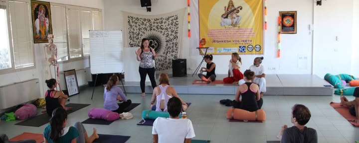 200-timmars hybrid yogalärarutbildning