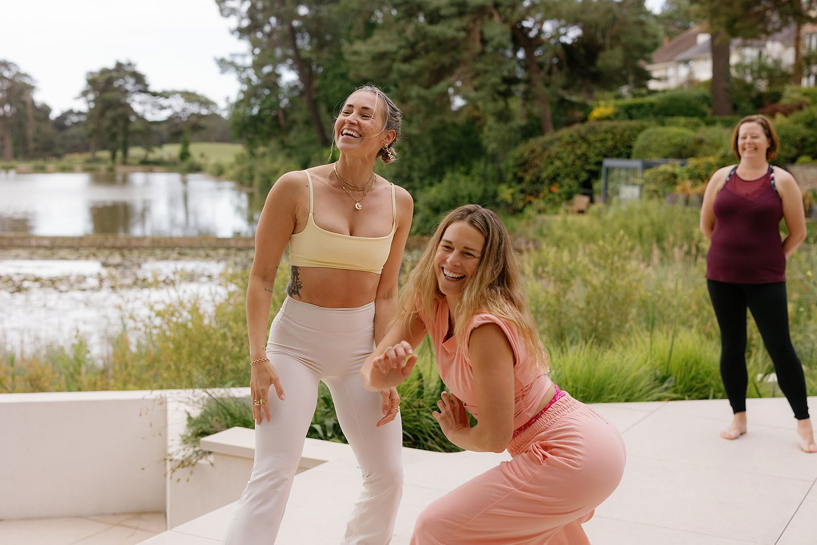 Yoga och pilates vid floden