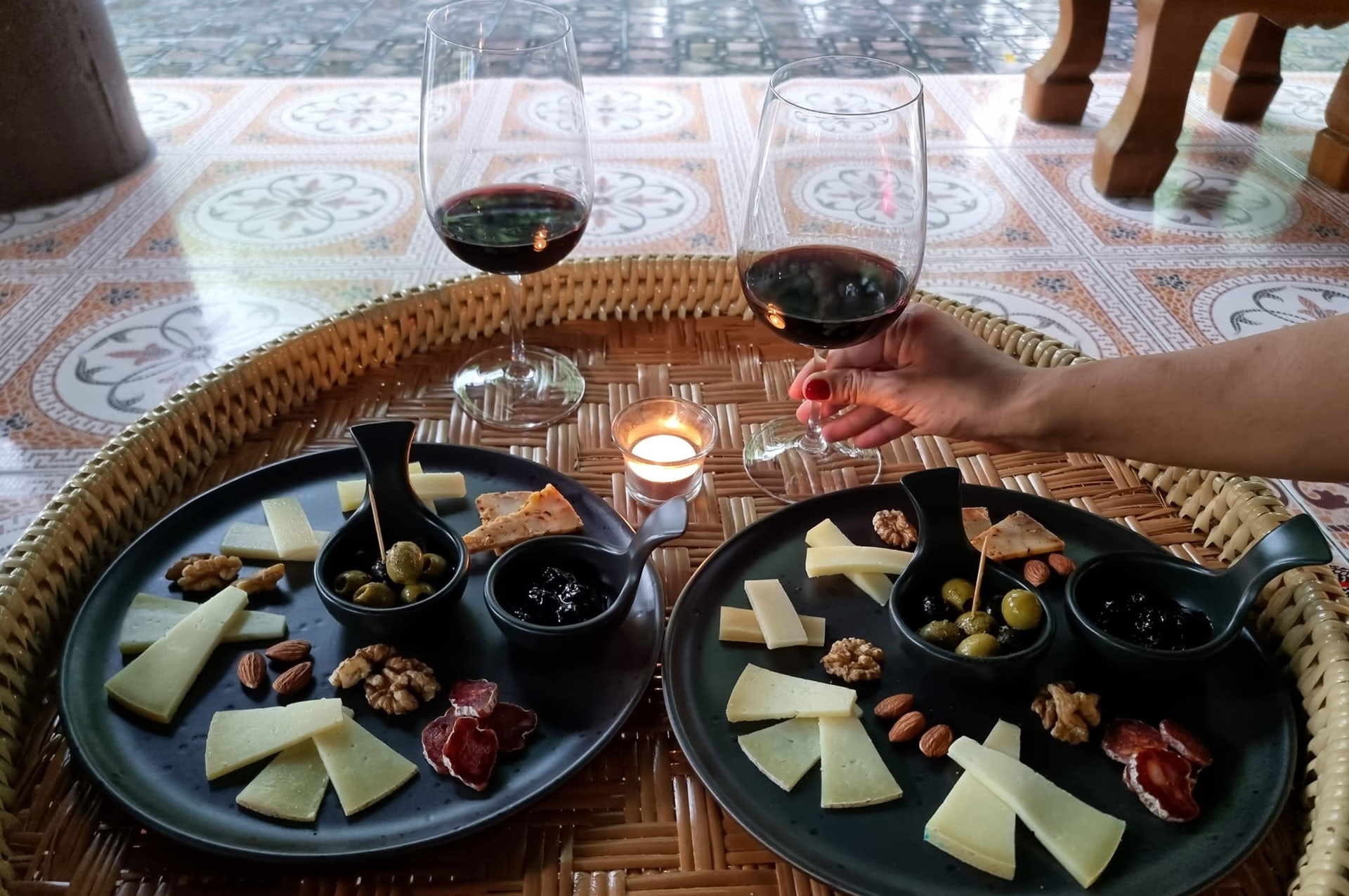 En skål för välmåendet – yoga och vin