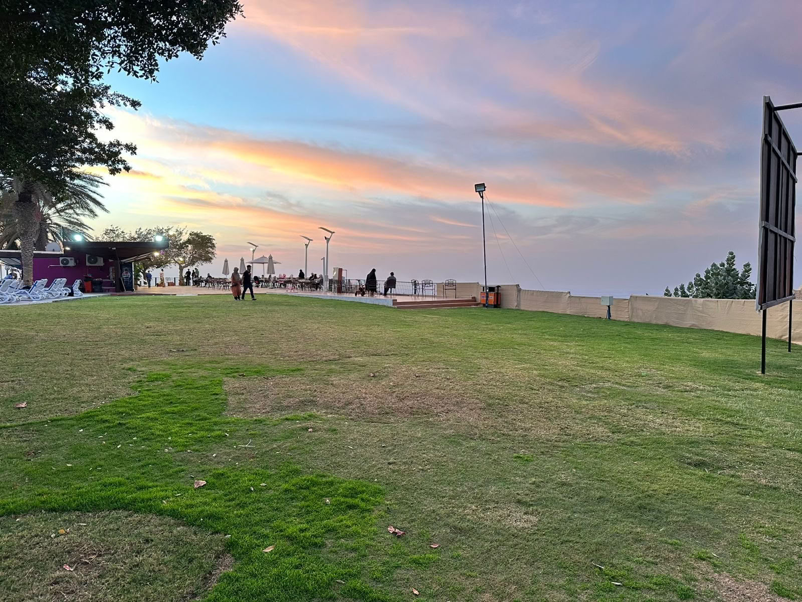 Solnedgångsyoga i Jubail Mangrove Park