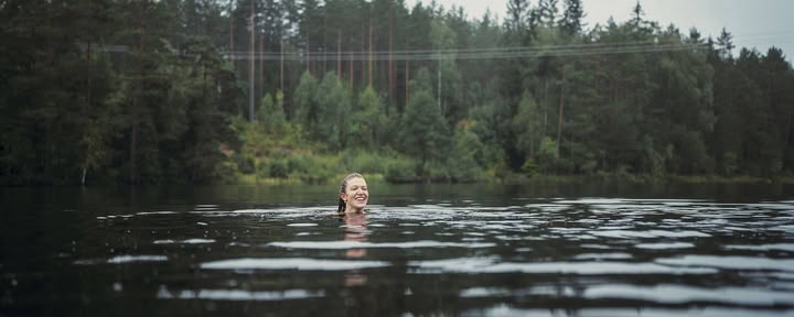 Vildt svenskt yogaretreat vid sommarsolståndet: Vila och återförvilda dig i den svenska skogen