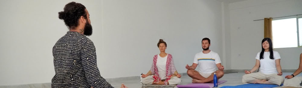 100-timmars yogalärarutbildning i Rishikesh