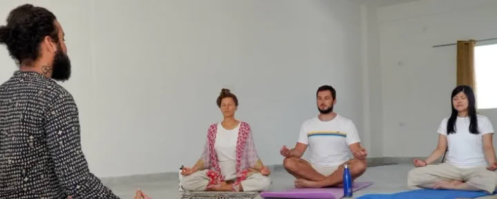 100-timmars yogalärarutbildning i Rishikesh