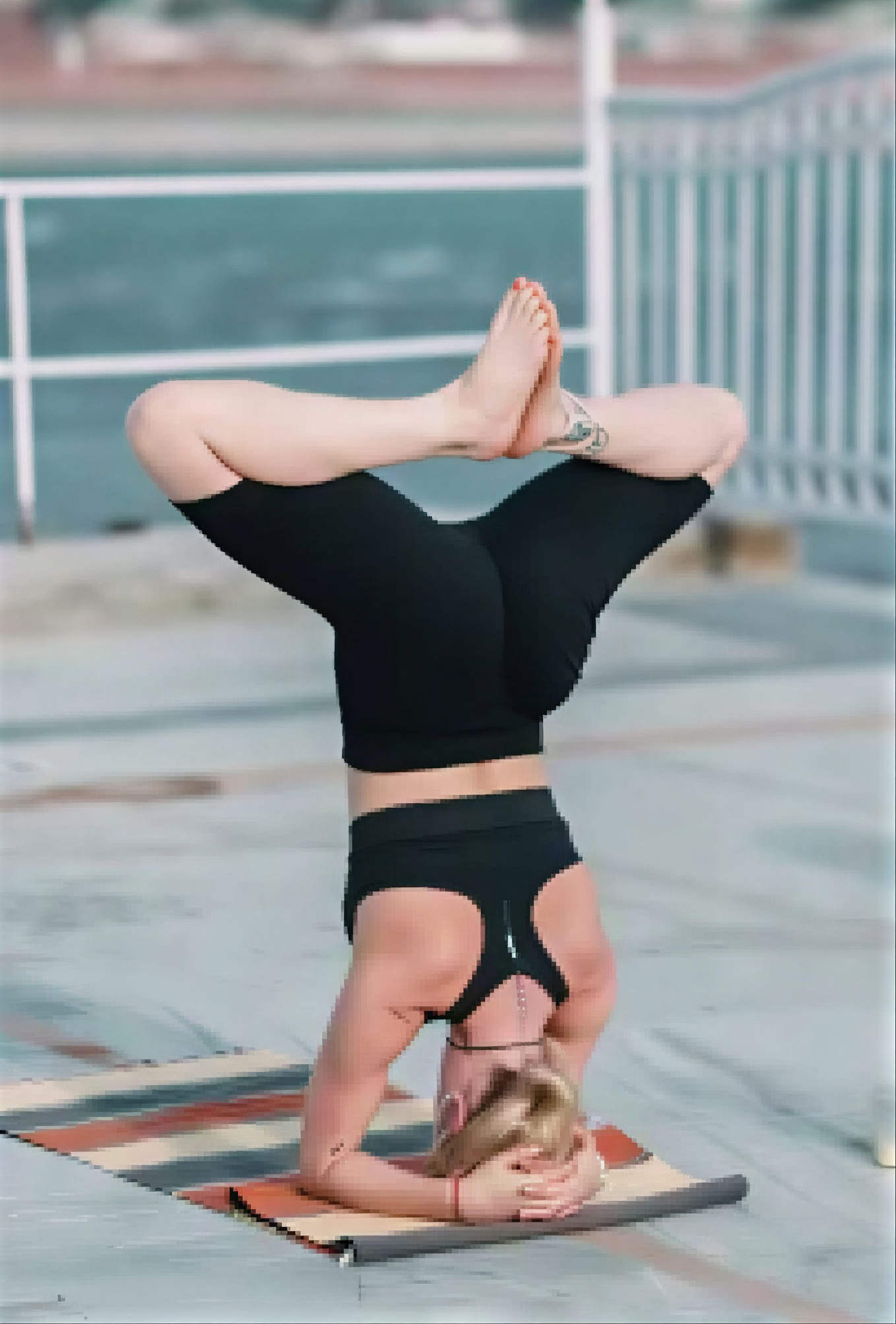 Vinyasa Flow för mellanliggande nivå med fokus på höfter och rörlighet
