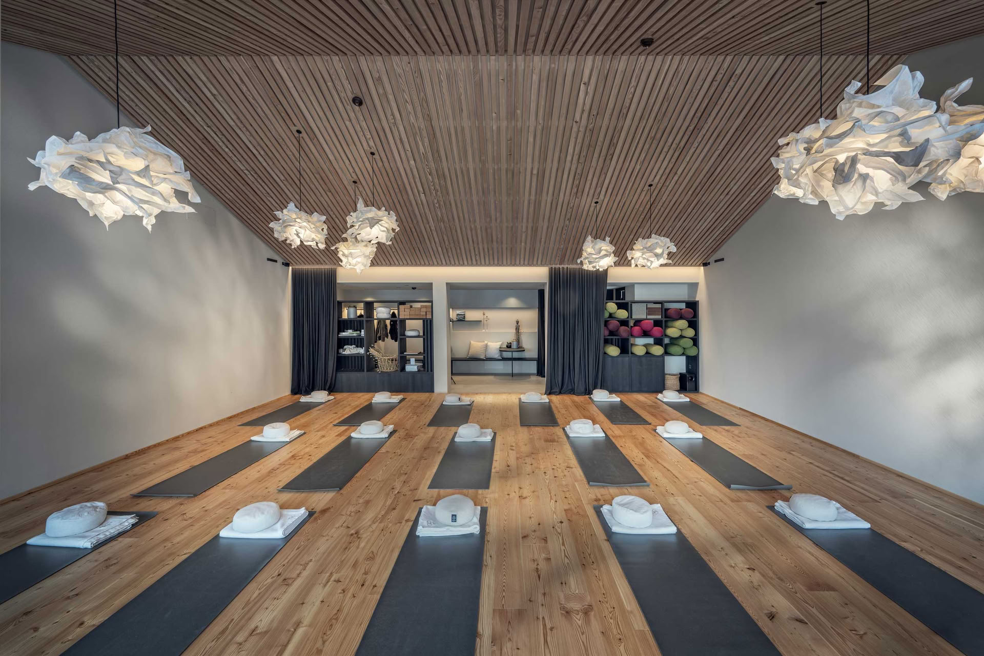 Vinteryogaretreat i de italienska Dolomiterna