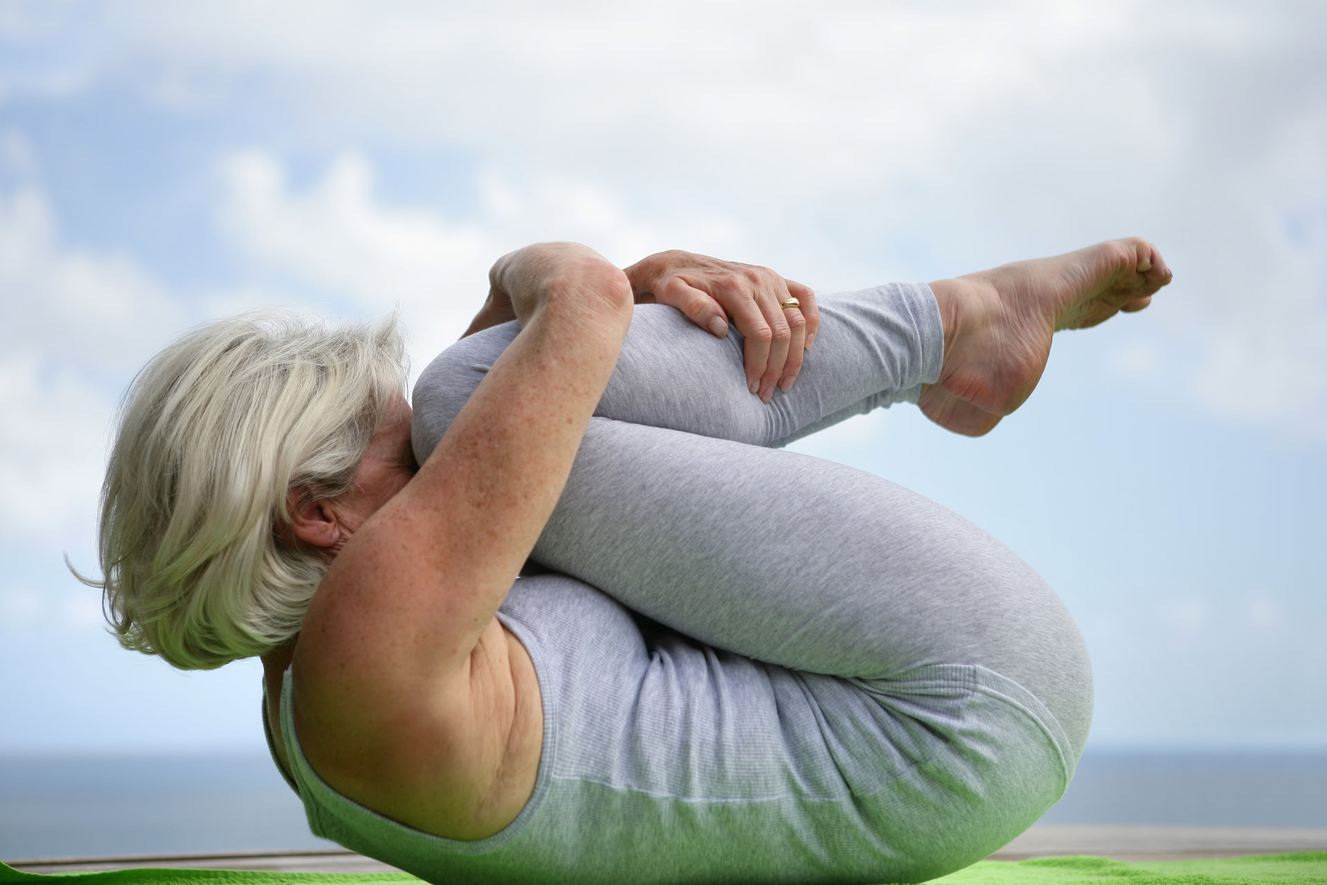 Långsam flödesyoga (på plats) Alla nivåer
