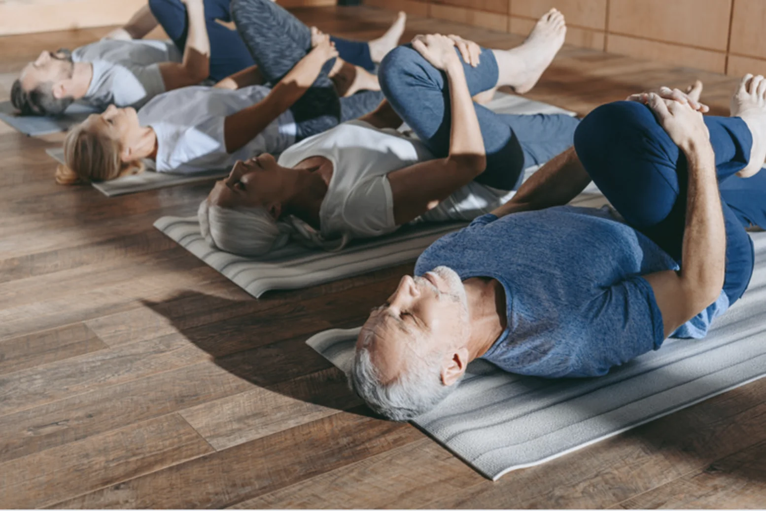 Långsam flödesyoga (på plats) Alla nivåer