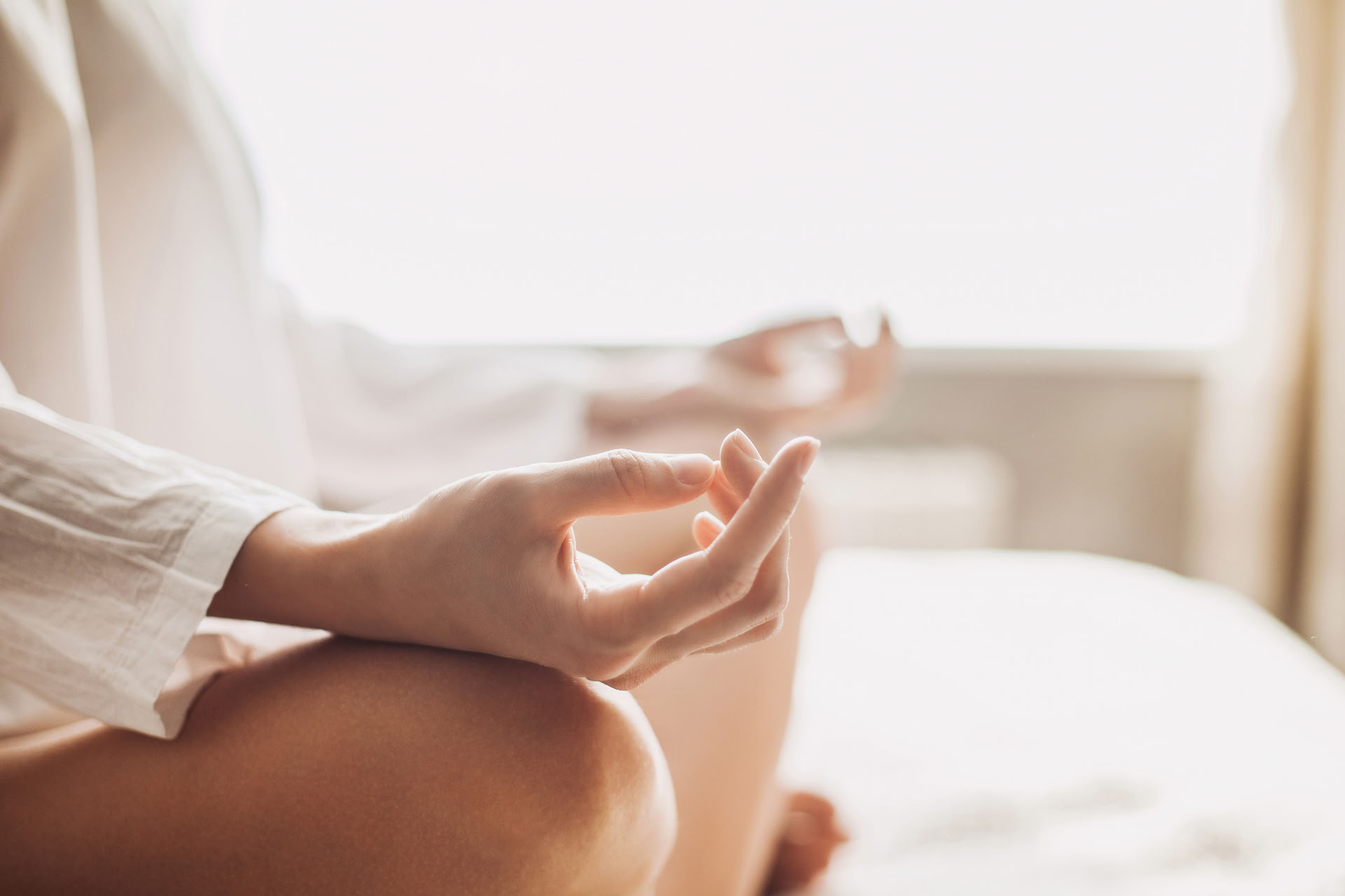 Långsam flödesyoga (på plats) Alla nivåer
