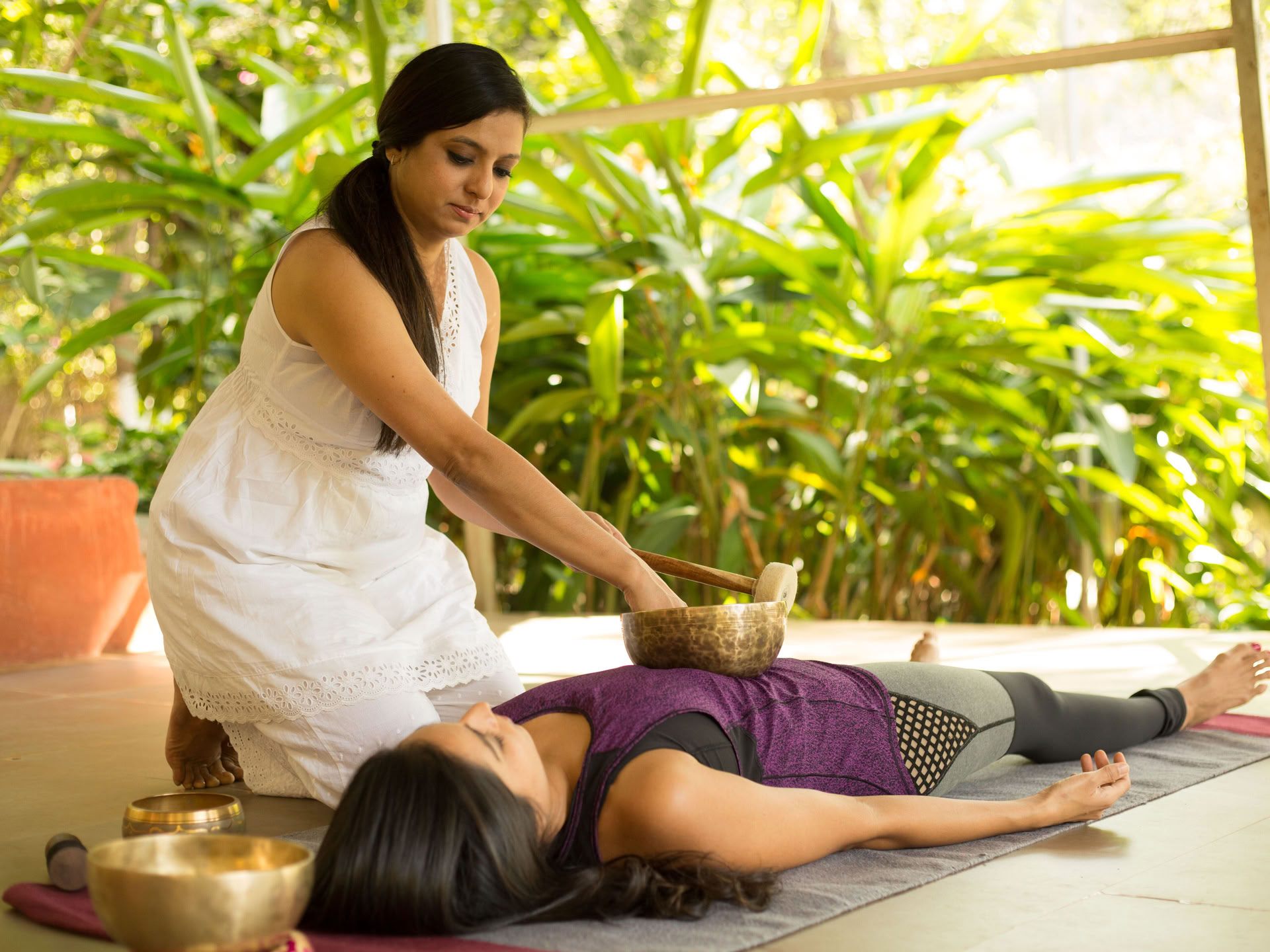 Samanta Duggal - Traditionell hatha yoga och stresslindring