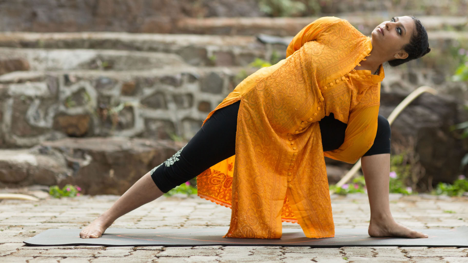 Samanta Duggal - Traditionell hatha yoga och stresslindring