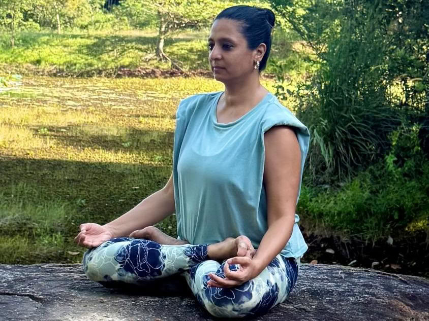 Samanta Duggal - Traditionell hatha yoga och stresslindring