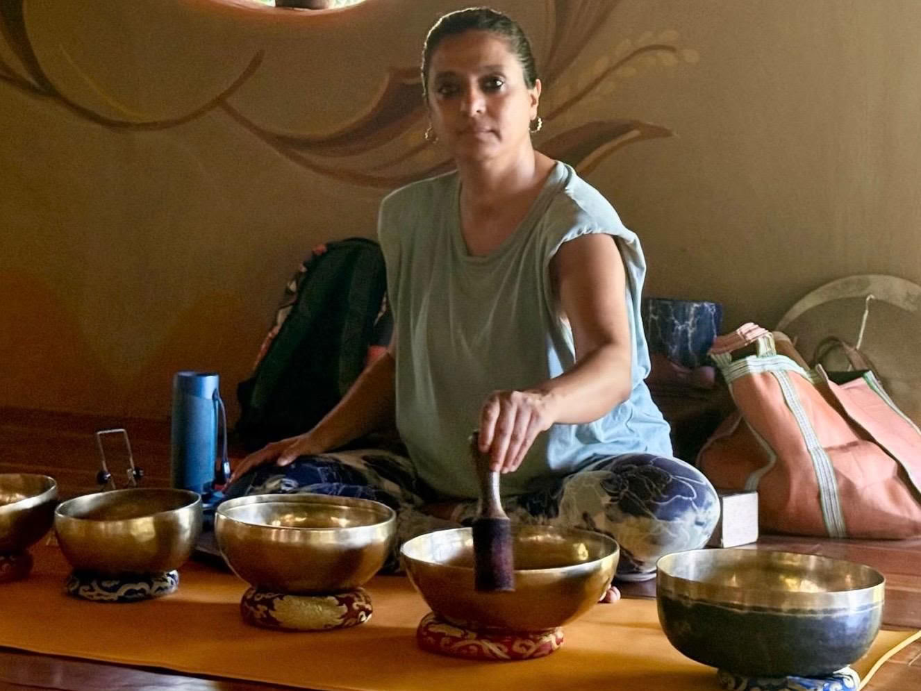Samanta Duggal - Traditionell hatha yoga och stresslindring