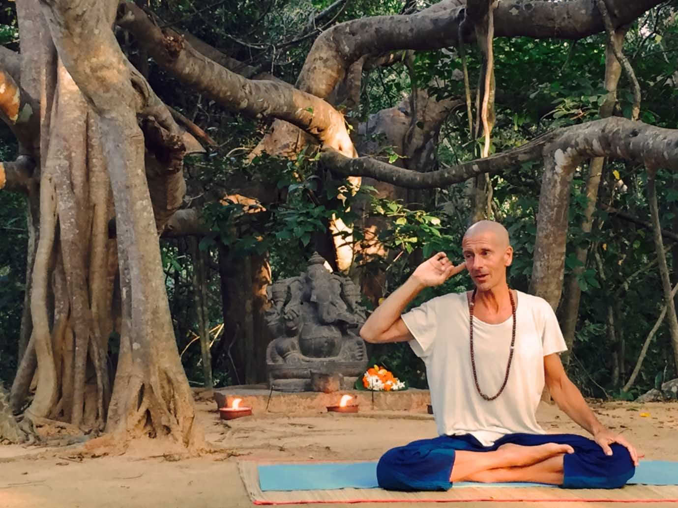 James de Maria - medveten yogaflow