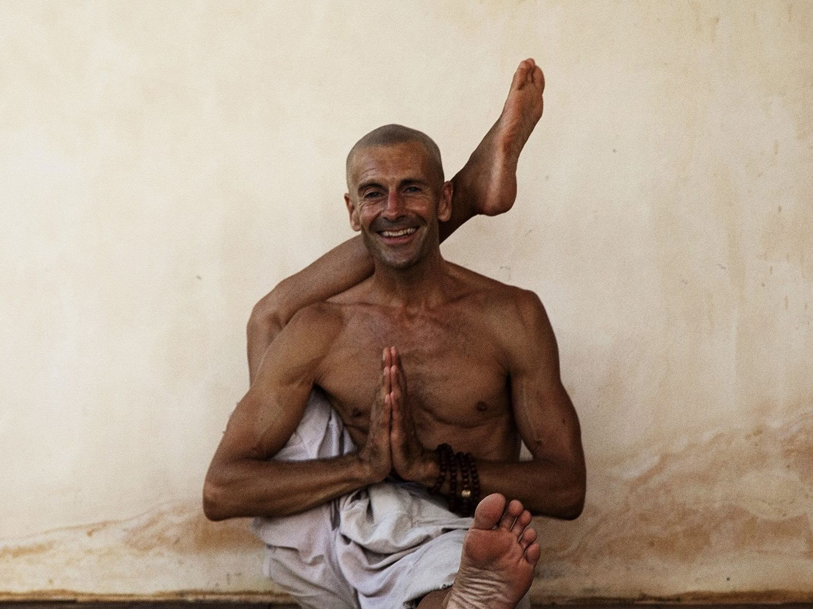 James de Maria - medveten yogaflow