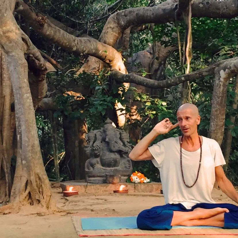 James de Maria - medveten yogaflow