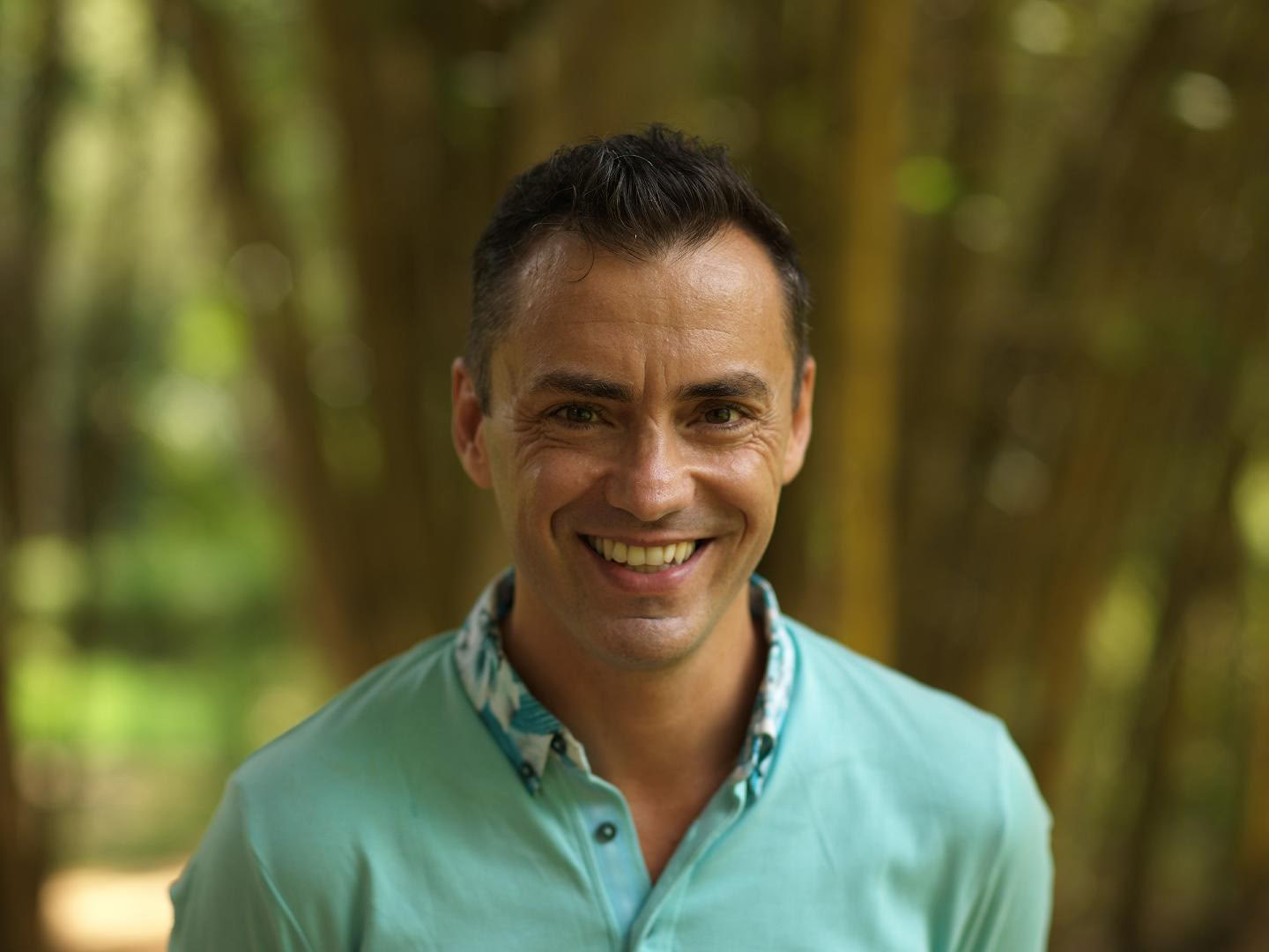 James de Maria - medveten yogaflow